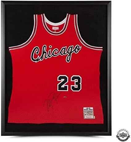 Michael Jordan Dedikált 1984-85 Chicago Bulls Vörös Újonc Hiteles Mitchell & Ness Jersey Bekeretezett - Felső szint - Dedikált